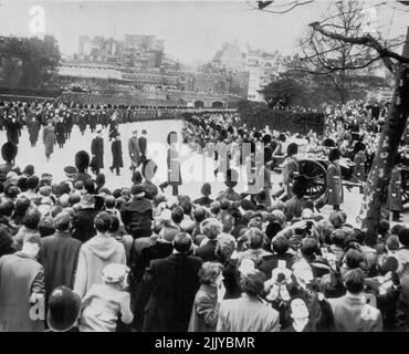 Dukes folgen Queen's Coffin in Procession -- die Cortege von Queen Mary verwandelt sich von der Marlborough Road, London, in die Mall, als der Leichnam der 85-jährigen Königin gestern zur Liegehalle in die Westminster Hall gebracht wird. Auf den Sarg, der mit dem Standard der Königin drapiert ist, folgen die vier Königlichen Herzöge (von links nach rechts) Edinburgh, Windsor, Gloucester und Kent. St. James's Palace ist im Hintergrund. 30. März 1953. (Foto von AP Wirephoto). Stockfoto