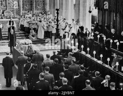 Rechts sind - von links nach rechts - die Königin; Königin Elizabeth, die Königin Mutter; Prinzessin Margaret; die Princes Royal; die Herzogin von Gloucester; die Herzogin von Kent; ihre Tochter, Prinzessin Alexandra; und der jüngere Sohn der Herzogin, Prinz Michael. Unmittelbar hinter dem Sarg auf dem Bild stehen - von links nach rechts - der Herzog von Kent, der Herzog von Gloucester, der Graf von Athlone (Bruder von Queen Mary), der Herzog von Windsor und der Herzog von Edinburgh (ganz rechts). Hinter ihnen sind links nach rechts König Hussein von Jordanien, König Baudouin von den Belgiern und Kronprinz Olaf von Norwegen. 31. März 1953. Stockfoto