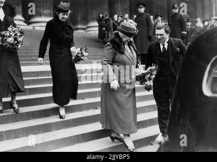 Verteilung von Grüngeld in St. Paul's - Prinzessin Marie Louise (rechts) und Prinzessin Helena Victoria, die nach der Zeremonie abreisen. Die ersten Münzen, die den Kopf von König George VI. Tragen, wurden speziell für den Gründonnerstag geprägt, der heute in der St. Paul's Cathedral, London, abgehalten wird. Der Silberpfennig, zwei Pfennig, drei Pfennig und vier Pfennigstücke werden an so viele alte Männer und Frauen gegeben, wie der König Jahre alt hat - 42. 25. März 1937. (Foto von Topical Press). Stockfoto