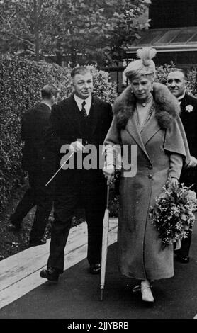 Queen Mary öffnet den Krankenhausflügel – Queen Mary geht auf dem Gelände des Krankenhauses. Königin Mary öffnete heute Nachmittag den neuen Flügel des Manor House Hospital, Golders Green. 14. November 1938. (Foto von London News Agency Photos Ltd.). Stockfoto