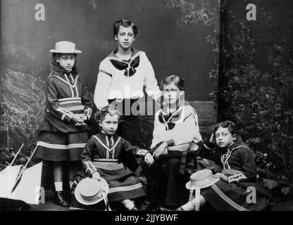 Eine interessante Gruppe aus dem Jahr 1873, die den verstorbenen Prinzen Royal, den verstorbenen Herzog von Clarence, dem König, Königin ***** zeigt Von Norwegen (links sitzend) und Prinzessin Victoria. 18. Februar 1935. Stockfoto