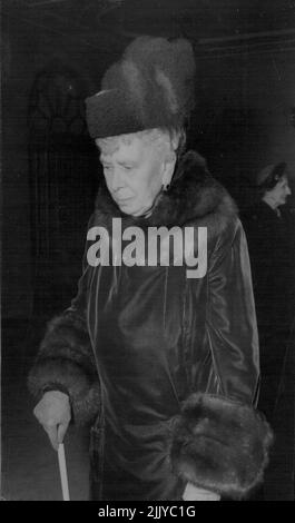 Queen Mary eröffnet die Versammlungshalle wieder -- Queen Mary kommt heute zur Zeremonie an. Trotz des kalten, nebligen Wetters eröffnete Queen Mary heute (Montag) die „blitzed“ Assembly Hall im Church House, Westminister, London, und erfüllte ein Engagement, das wegen ihrer Krankheit vom Herbst verschoben wurde. Heute wurde die Zeremonie getragen, aber vierzehn Jahre nachdem Königin Mary den Fundierungsstein des Hauptgebäudes gelegt hatte. Die Versammlungshalle wurde wieder aufgebaut, nachdem sie im letzten Krieg bei einem Bombenangriff fast vollständig zerstört wurde. 29. Januar 1951. (Foto von Reuterphoto). Stockfoto