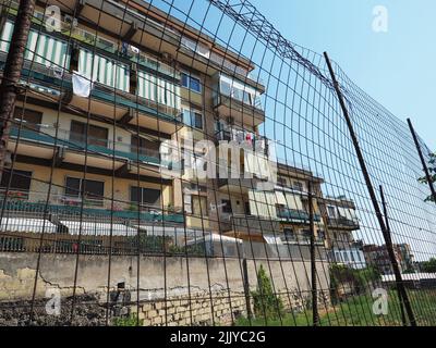 Typische 6-stöckige Wohnungen hinter einem Eisenzaun in Ercolano, Kampanien, Italien Stockfoto