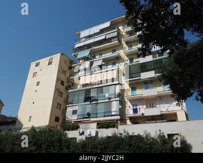 Typisches italienisches Wohngebäude der Mittelklasse in Ercolano, Kampanien, Italien Stockfoto