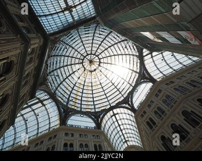 Die riesige Glaskuppel des großen Einkaufszentrums Galleria Umberto 1 von innen, das Stadtzentrum von Neapel, Kampanien, Italien Stockfoto