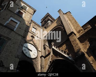 Kirche in Neapel mit kleinem Turm und Uhr in einer Brücke auf der anderen Straßenseite. Neapel, Kampanien, Italien Stockfoto