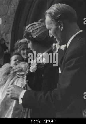 Der Graf und die Gräfin von Dalkeith fotografiert mit ihrem Sohn Lord Eskdaill, dem Erben des Titels, nach der gestrigen Taufe des Babys in der Holy Trinity Church, Melrose, Roxburghshire. Er erhielt die Namen Richard Walter John. Lady Dalkeith fungierte als Stellvertreterin für Prinzessin Margaret, die eine der Patinnen ist. 08. April 1954. (Foto von Daily Mirror). Stockfoto