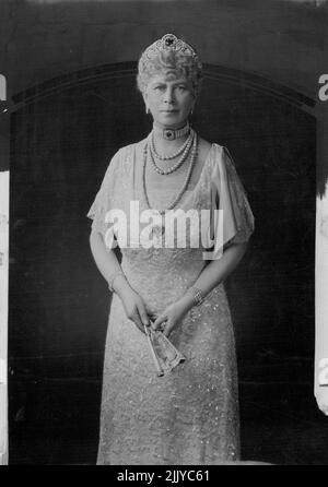 Queen Mary - heute 69 -- Neues Foto von Queen Mary, die heute 69 Jahre alt ist. Sie ist in einem ihrer Lieblings-Spitzenkleider zu sehen - Elfenbeinspitze über einem eisblauen Satinschlüpf, mit einer eisblauen Satinschleife von der Schulter. 25.Mai 1936. (Foto von Hay Wrightson). Stockfoto