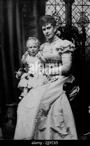 Dieses alte, undatierte Foto zeigt den heutigen König, König Georg VI., als Jungen. Er war damals als Prinz Albert bekannt. Mit ihm ist seine Mutter, Queen Mary, die jetzt 84 Jahre alt ist. 15. November 1951. (Foto von Reuterphoto). Stockfoto