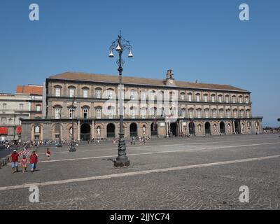 Vorderfassade des Palazzo reale, oder Königspalast, im Stadtzentrum von Neapel, Kampanien, Italien. Die Fassade ist mit großen Statuen des k geschmückt Stockfoto