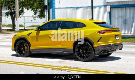 Miami Beach, Florida USA - 15. April 2021: 2019 Yellow Giallo Auge Lamborghini Urus, Seitenansicht Stockfoto