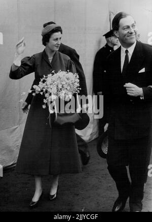 Prinzessin Alexandra startet neuen Tanker - Prinzessin Alexandra, Tochter der Herzogin von Kent, winkt, als sie gestern die Werft in Clydebank, Schottland, verlässt, nachdem sie den 32.000 Tonnen-Öltanker 'British Soldier' gestartet hat. Dies war ihre erste Schiffsstartzeremonie. 1. Juli 1954. (Foto von Paul Popper, Paul Popper Ltd.). Stockfoto