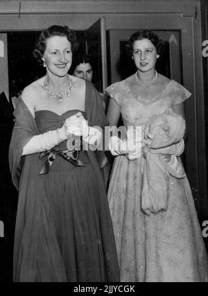 Der Eton Beagles Ball im Dorchester Hotel - die Herzogin von Norfolk mit Prinzessin Alexandra Tochter der Herzogin von Kent. 10. Juli 1953. Stockfoto