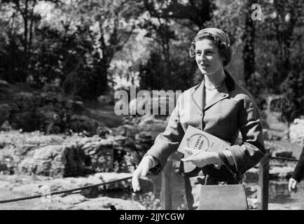 Prinzessin Alexandra im ***** gesehen Blumenschau heute. Prinzessin Alexandra, Tochter der Herzogin von Kent, fotografiert bei der Chelsea Flower Show, an der andere Mitglieder der königlichen Familie teilnahmen. Prinzessin Alexandra wird am Weihnachtstag 18 Jahre alt. 25.Mai 1954. (Foto von Daily Mail Contract Picture). Stockfoto