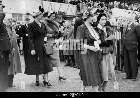 Frankreich gewinnt das Derby -- T.R.H. Prinzessin Elizabeth und Prinzessin Margaret (rechts) und die Herzogin von Kent und Prinzessin Royal kommen auf den Platz. „Galcador“ im Besitz von M. Soussac und mit R. Johnstone gewann das englische Derby bei Epson. 'Prince Simon' , der Favorit, war Zweiter und 'Double Eclipse' - und Außenseiter mit 40 zu 1 wurde Dritter. 27.Mai 1950. (Foto: Sport & General Press Agency, Limited). Stockfoto