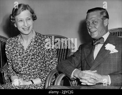 Mutter -- der Herzog von Windsor und seine Schwester, die Prinzessin Royal, werden hier an Bord der Liner Queen Elizabeth gezeigt, als sie am 11. März aus New York in Southampton ankamen. Sie besuchen ihre Mutter und kränkeln Queen Mary. Der Herzog sagte, er wüsste nicht, wie lange er in London verbringen würde, und fügte hinzu, dass er wahrscheinlich nächste Woche aus geschäftlichen Gründen nach Paris reisen und danach nach England zurückkehren würde. Die Prinzessin beentete ihre Reise durch die Westindischen Inseln, um nach London zu Bett zu gehen. Sie flog von Trinidad und trat dem Duke in New York bei. 19. März 1953. (Foto von Associated Press Photo). Stockfoto