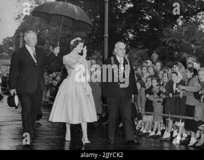 Prinzessin Alexandra besucht Brighton - der Herzog von Norfolk, Oberleutnant von Sussex, schützt Prinzessin Alexandra vor dem Regen, als sie heute, am 1. Juli, während ihres ersten offiziellen Besuchs in Brighton zum Mittagessen im Königlichen Pavillon ankommt. Mit ihnen ist der Bürgermeister von Brighton, Alderman J.A. Trevelyan Leck. Später besuchte die Prinzessin das Royal Alexandra Hospital für kranke Kinder und den Mädchenclub von Brighton. 25. Juli 1955. (Foto von Associated Press Photo). Stockfoto