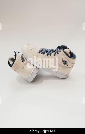 Eine vertikale Aufnahme der hellen Nike Air Jordan 1 High OG Sneaker Stockfoto