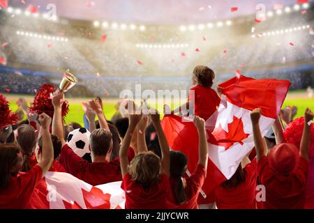 Fußballfan von Kanada im Stadion. Kanadische Fans auf dem Fußballplatz beobachten Mannschaftsspielen. Eine Gruppe von Unterstützern mit Flagge und Nationaltrikot Stockfoto