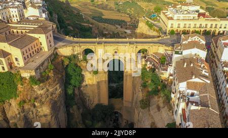 Luftaufnahme der Puente Nuevo Brücke im Bergdorf Ronda, Spanien bei Sonnenaufgang. Brücke in goldenes Licht getaucht. Stockfoto