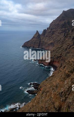 Eine vertikale Luftaufnahme des Ufers von Punta Del Hidalgo auf Teneriffa, Kanarische Inseln Stockfoto