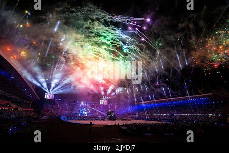 Birmingham, Großbritannien. 28.. Juli 2022. Ein allgemeiner Blick auf das Feuerwerk wird während der Eröffnungszeremonie der Commonwealth Games im Alexander Stadium, Birmingham, ausgelassen. Bildnachweis sollte lauten: Paul Terry/Alamy Live News Stockfoto