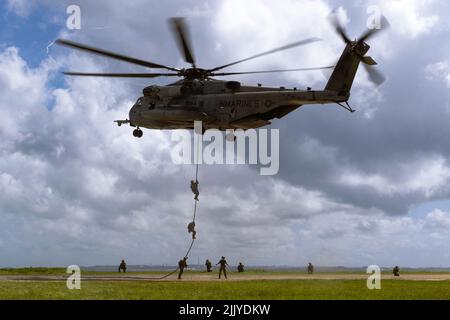 14. Juni 2022 - Okinawa, Japan - U.S. Marineinfanteristen mit amphibischem Aufklärungszug, 31. Marine Expeditionary Unit Üben Schnellseilbohrer eines CH-53E Super Hengstes in Kin Blue, Okinawa, Japan, 14. Juni 2022. Die Marineinfanteristen führten diese Schnelltropfbohrer während eines Besuchs, einer Bord-, Such- und Beschlagnahmung-Operation an Bord der USS Miguel Keith (ESB-5) durch. Die 31. MEU, die einzige kontinuierlich im Vorlauf eingesetzte MEU des Marine Corps, stellt eine flexible und tödliche Truppe bereit, die als führende Krisenreaktionstruppe in der Indo-Pazifik-Region eine breite Palette von Militäroperationen durchführen kann. (USA Marine Corps Foto Stockfoto