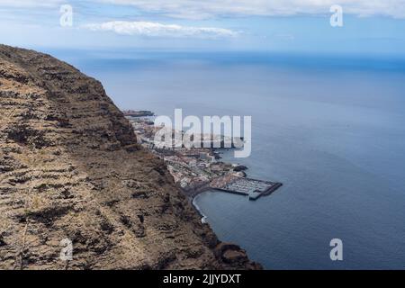 Eine Luftaufnahme der felsigen Los Gigantes, Puerto de Santiago, Teneriffa, Kanarische Inseln Stockfoto