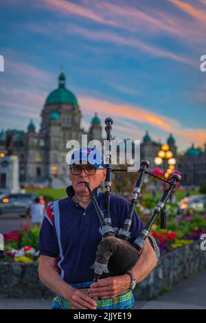 Dudelsackläufer in Victoria, BC. Schottischer Dudelsackläufer in traditionellem Tartan-Kleid und Dudelsackspieler-Juli 20,2022-Kanada-Reisefoto, Straßenansicht Stockfoto