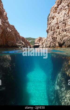 Felsige Küste mit einem Boot in einer schmalen Passage, Split Blick über und unter der Wasseroberfläche, Mittelmeer, Spanien, Costa Brava, Katalonien Stockfoto