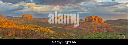 Das Dorf Oak Creek auf der Südseite von Sedona Arizona, vom südlichen Ende des Flughafens Mesa aus gesehen, in der Nähe des Sonnenuntergangs. Stockfoto