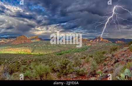 Das Dorf Oak Creek auf der Südseite von Sedona Arizona, das während eines Gewitters am späten Tag vom Airport Loop Trail aus gesehen wurde. Stockfoto