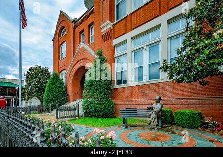 Eine Statue des Autors William Faulkner sitzt am 31. Mai 2015 vor dem Rathaus von Oxford in Oxford, Mississippi. Oxford City Hall wurde 1885 erbaut. Stockfoto