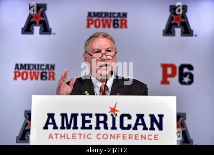 Newport, USA. 16.. Juli 2019. mike Aresco, der für die amerikanische Athletic Conference zuständige kommissar, spricht am 16. Juli 2019 auf dem AAC-Medientag in Newport, Rhode Island. (Foto: Brad Horrigan/Hartford Courant/TNS/Sipa USA) Quelle: SIPA USA/Alamy Live News Stockfoto