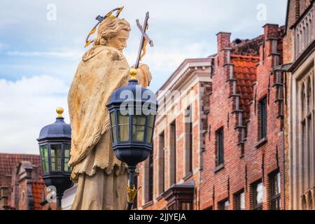 Statue des heiligen Joannes Nepomucenus in Brügge und flämische Architektur, Belgien Stockfoto