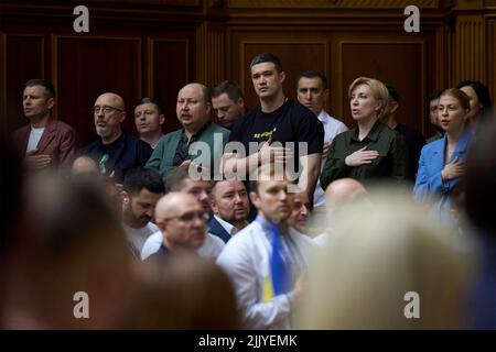 Kiew, Ukraine. 28.. Juli 2022. Mitglieder des ukrainischen Kabinetts stehen für die Nationalhymne im Parlament von Werchowna Rada am 28. Juli 2022 in Kiew, Ukraine. Kredit: Ukrainisches Presidential Press Office/Ukraine Presidency/Alamy Live News Stockfoto