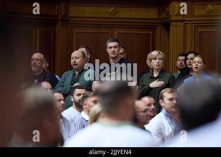 Kiew, Ukraine. 28.. Juli 2022. Mitglieder des ukrainischen Kabinetts stehen für die Nationalhymne im Parlament von Werchowna Rada am 28. Juli 2022 in Kiew, Ukraine. Kredit: Ukrainisches Presidential Press Office/Ukraine Presidency/Alamy Live News Stockfoto