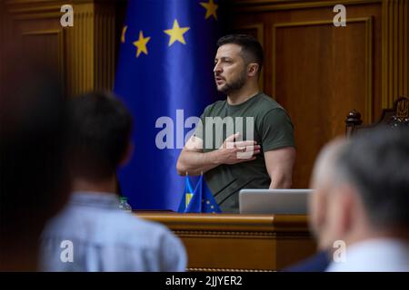 Kiew, Ukraine. 28.. Juli 2022. Der ukrainische Präsident Wolodymyr Zelenskyy steht am 28. Juli 2022 im parlament von Werchowna Rada in Kiew, Ukraine, für die Nationalhymne. Kredit: Ukrainisches Presidential Press Office/Ukraine Presidency/Alamy Live News Stockfoto