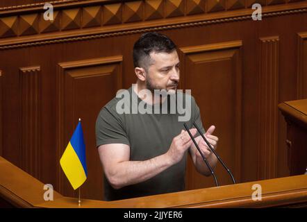 Kiew, Ukraine. 28.. Juli 2022. Der ukrainische Präsident Wolodymyr Zelenskyy applaudiert während seiner Rede anlässlich des Tages der ukrainischen Staatlichkeit im Werchowna Rada-parlament am 28. Juli 2022 in Kiew, Ukraine. Kredit: Ukrainisches Presidential Press Office/Ukraine Presidency/Alamy Live News Stockfoto