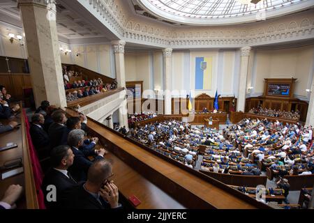 Kiew, Ukraine. 28.. Juli 2022. Der ukrainische Präsident Wolodymyr Zelenskyy hält seine Rede anlässlich des Tages der ukrainischen Staatlichkeit im Werchowna Rada-parlament am 28. Juli 2022 in Kiew, Ukraine. Kredit: Ukrainisches Presidential Press Office/Ukraine Presidency/Alamy Live News Stockfoto