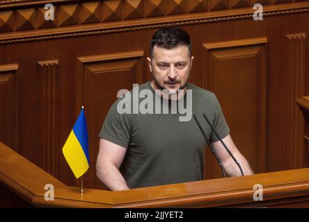 Kiew, Ukraine. 28.. Juli 2022. Der ukrainische Präsident Wolodymyr Zelenskyy hält seine Rede anlässlich des Tages der ukrainischen Staatlichkeit im Werchowna Rada-parlament am 28. Juli 2022 in Kiew, Ukraine. Kredit: Ukrainisches Presidential Press Office/Ukraine Presidency/Alamy Live News Stockfoto