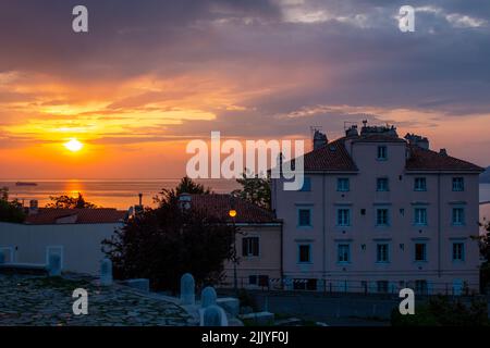 Triest bei Sonnenuntergang, Blick vom Castello di San Guisto, Italien Stockfoto