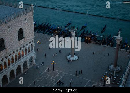 Piazzetta San Marco und Dogenpalast, Blick vom Campanile di San Marco bei Nacht, Venedig, Italien Stockfoto