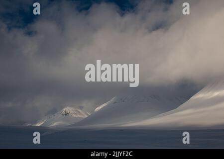 Schneebedeckte Berge rund um die Salka-Hütte auf der Kungsleden-Skipiste im April, Lappland, Schweden Stockfoto