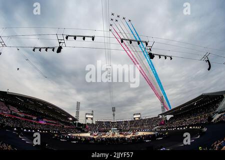 Birmingham, Großbritannien. 24.. Juli 2022. Die roten Pfeile fliegen am 28. Juli 2022 über die Eröffnungsfeier der Commonwealth Games 2022 im Alexander Stadium, Birmingham, England. Foto von David Horn. Quelle: Prime Media Images/Alamy Live News Stockfoto