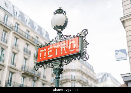 Art déco-Metro-Schild in Paris, Frankreich Stockfoto