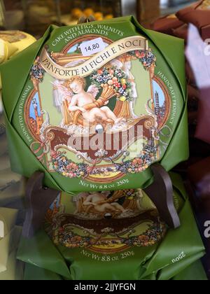 Panforte Cake im Schaufenster in Florenz, Italien Stockfoto