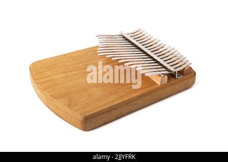 Afrikanisches Musikinstrument Kalimba oder Mbira aus Holzbrett und Metall auf weißem Hintergrund isoliert Stockfoto
