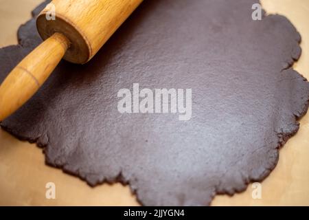 Frischer Teig für den Trank in der Küche auf dem Tisch Stockfoto