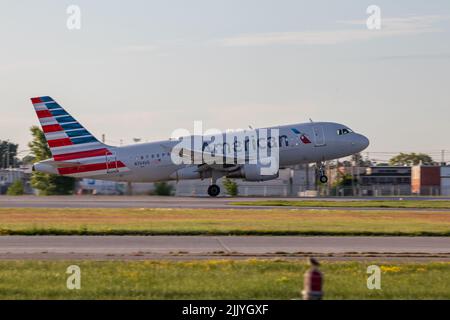 Montreal, Quebec, Kanada 07-04-2022: American Airlines fliegt von Montreal ab. Registrierung N704US Stockfoto